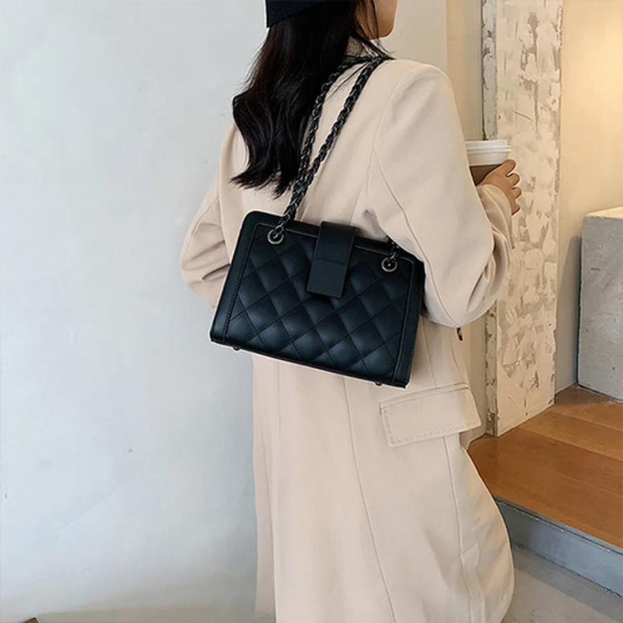 All-Black Chic Enfit Shoulder Bag — элегантная монохромная классика на каждый день