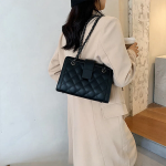 All-Black Chic Enfit Shoulder Bag — элегантная монохромная классика на каждый день