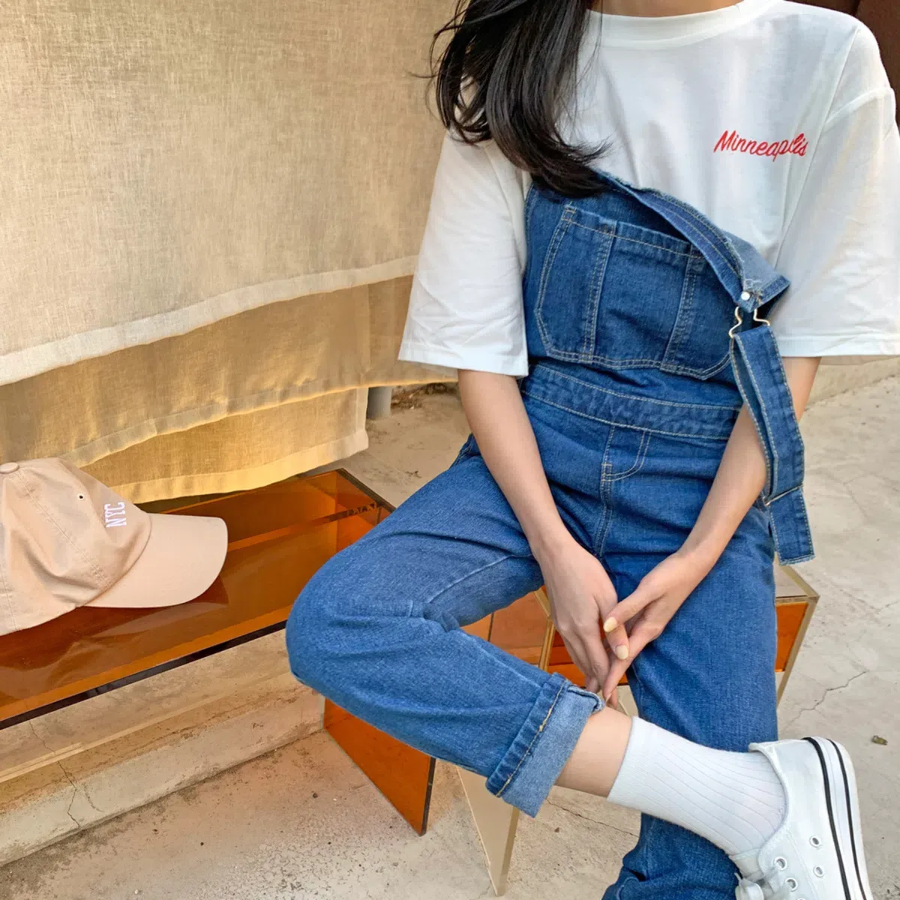 Джинсовый комбинезон с карманами и регулируемыми лямками