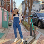 Джинсовый комбинезон с карманами и регулируемыми лямками