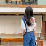 Джинсовый комбинезон с карманами и регулируемыми лямками