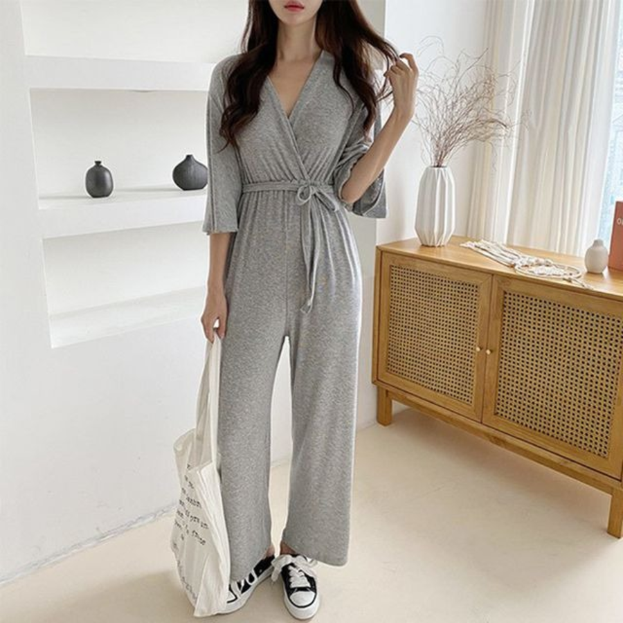 Однотонный комбинезон с запахом