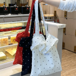 Tave Dot Shoulder Bag — игривый акцент в вашем повседневном образе