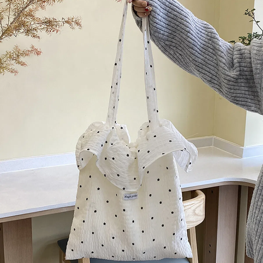 Tave Dot Shoulder Bag — игривый акцент в вашем повседневном образе