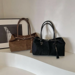 Suede Buckle Square Tote — элегантная фактура и функциональность
