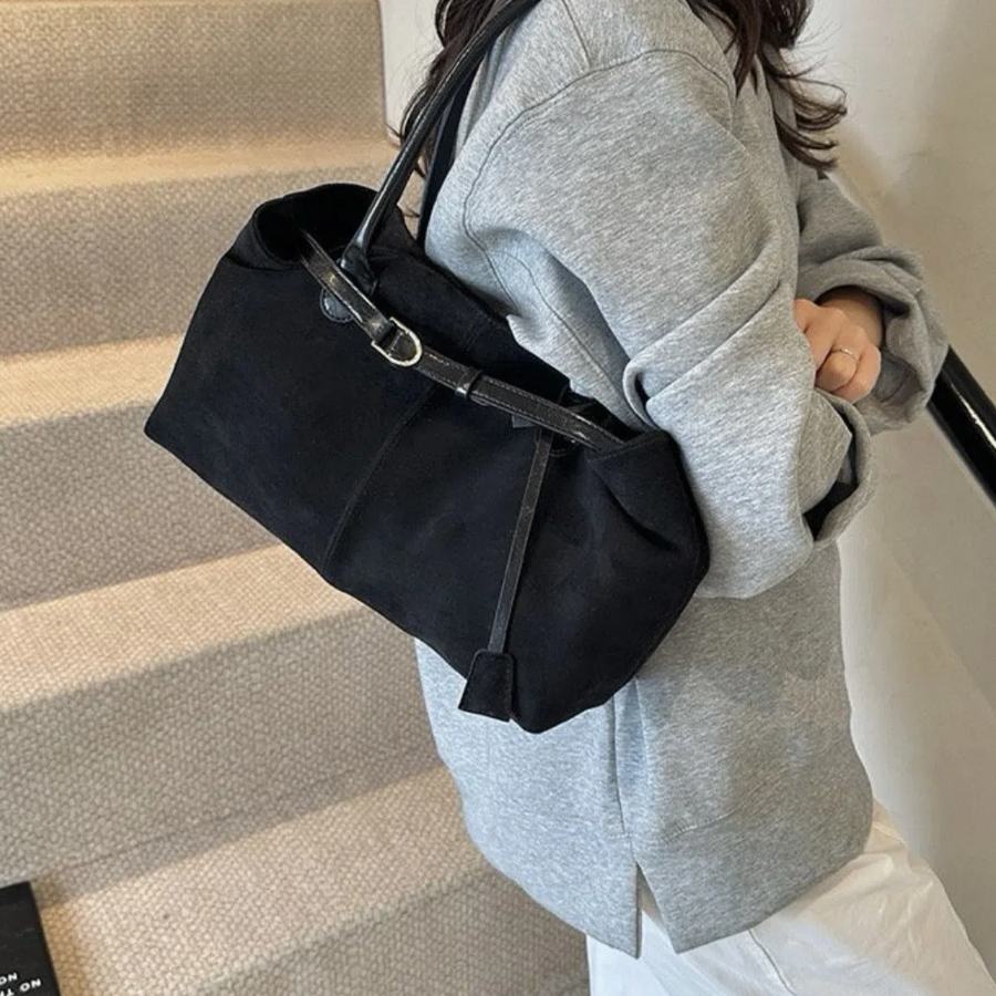 Suede Buckle Square Tote — элегантная фактура и функциональность