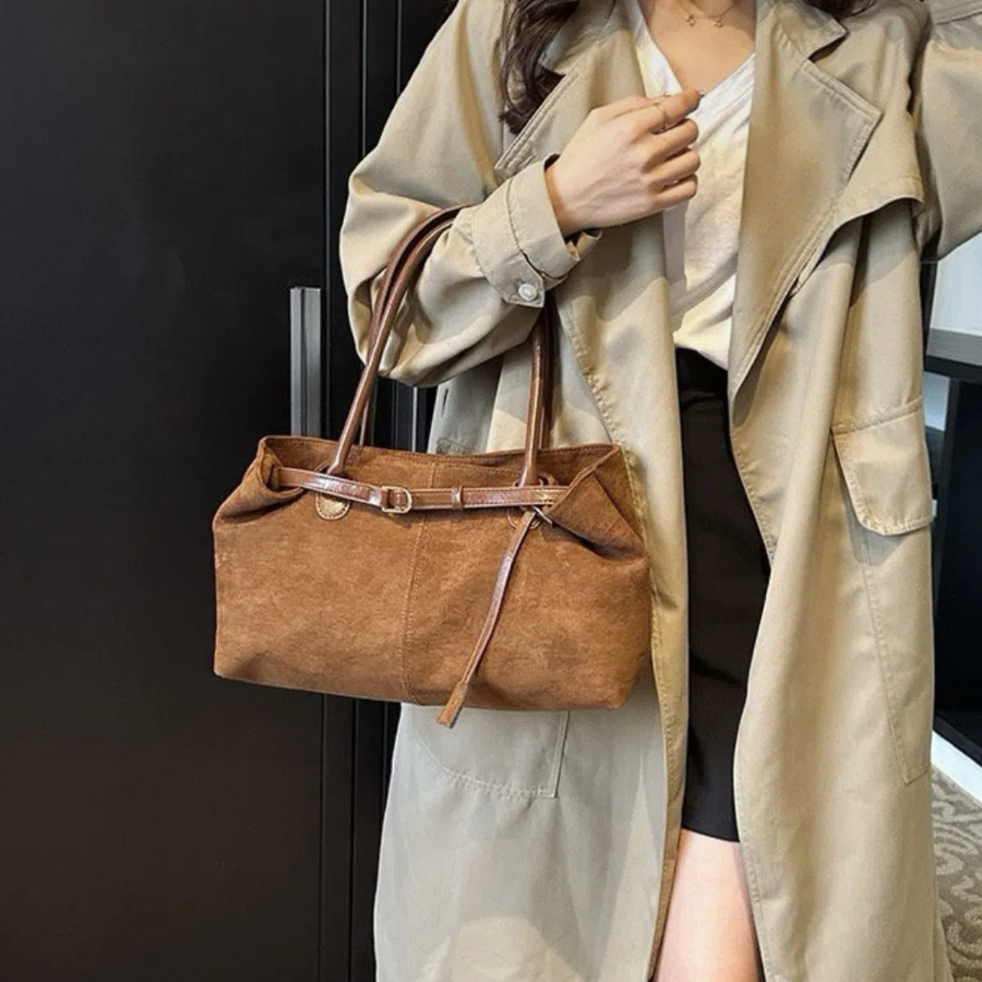Suede Buckle Square Tote — элегантная фактура и функциональность