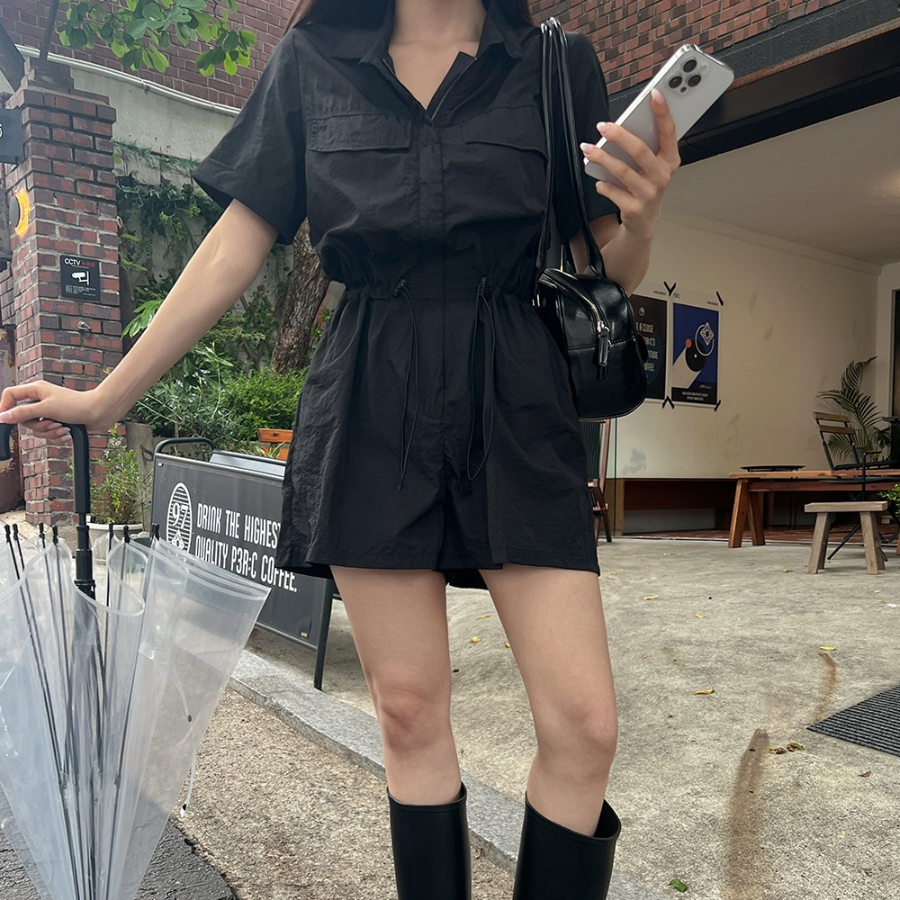 Комбинезон-шорты с воротником и поясом из нейлона