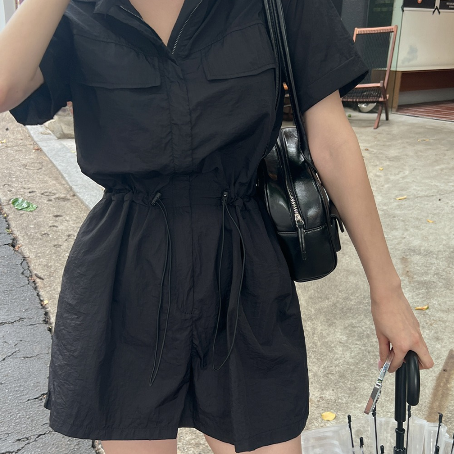 Комбинезон-шорты с воротником и поясом из нейлона