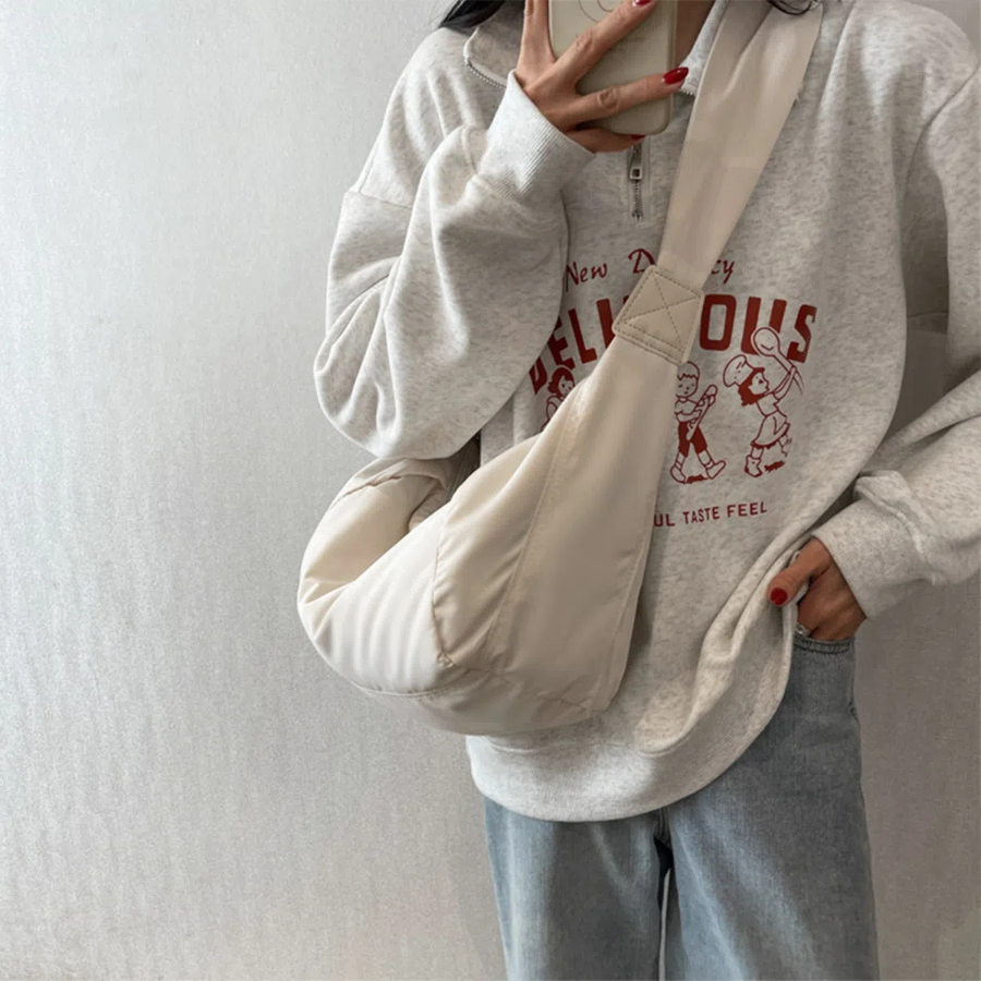 Croissant Half-Moon Bag — мягкий силуэт и городской комфорт