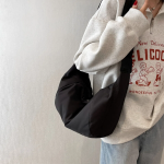 Croissant Half-Moon Bag — мягкий силуэт и городской комфорт