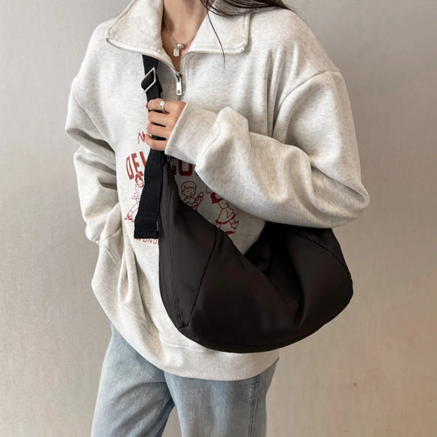 Croissant Half-Moon Bag — мягкий силуэт и городской комфорт