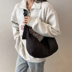 Croissant Half-Moon Bag — мягкий силуэт и городской комфорт