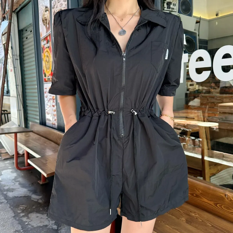 Комбинезон-шорты с воротником, поясом и накладными карманами