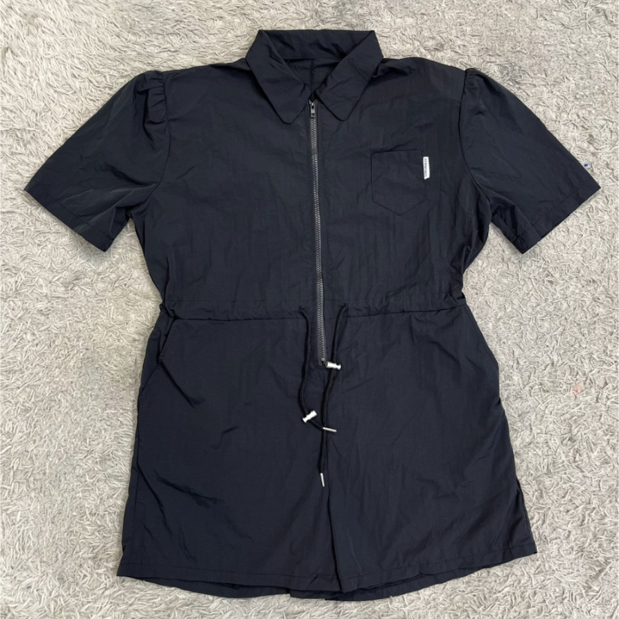 Комбинезон-шорты с воротником, поясом и накладными карманами