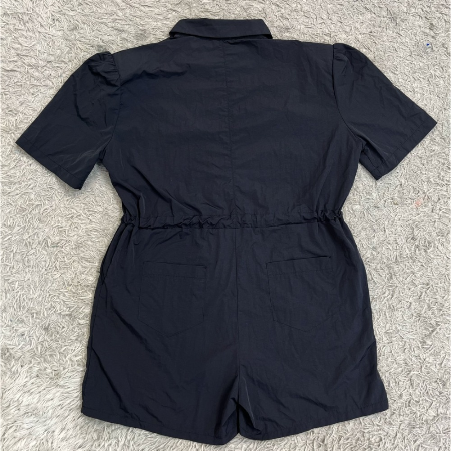 Комбинезон-шорты с воротником, поясом и накладными карманами