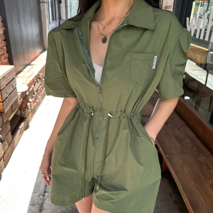 Комбинезон-шорты с воротником, поясом и накладными карманами