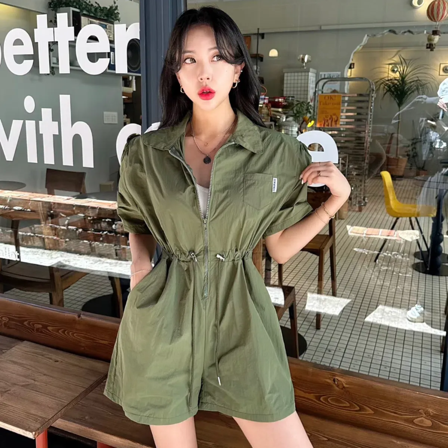 Комбинезон-шорты с воротником, поясом и накладными карманами