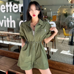 Комбинезон-шорты с воротником, поясом и накладными карманами