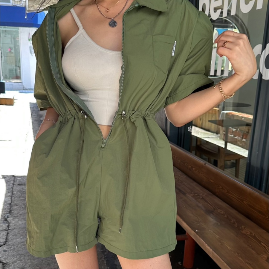 Комбинезон-шорты с воротником, поясом и накладными карманами