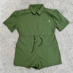 Комбинезон-шорты с воротником, поясом и накладными карманами