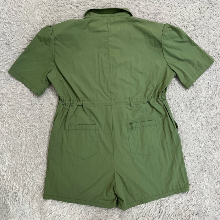 Комбинезон-шорты с воротником, поясом и накладными карманами