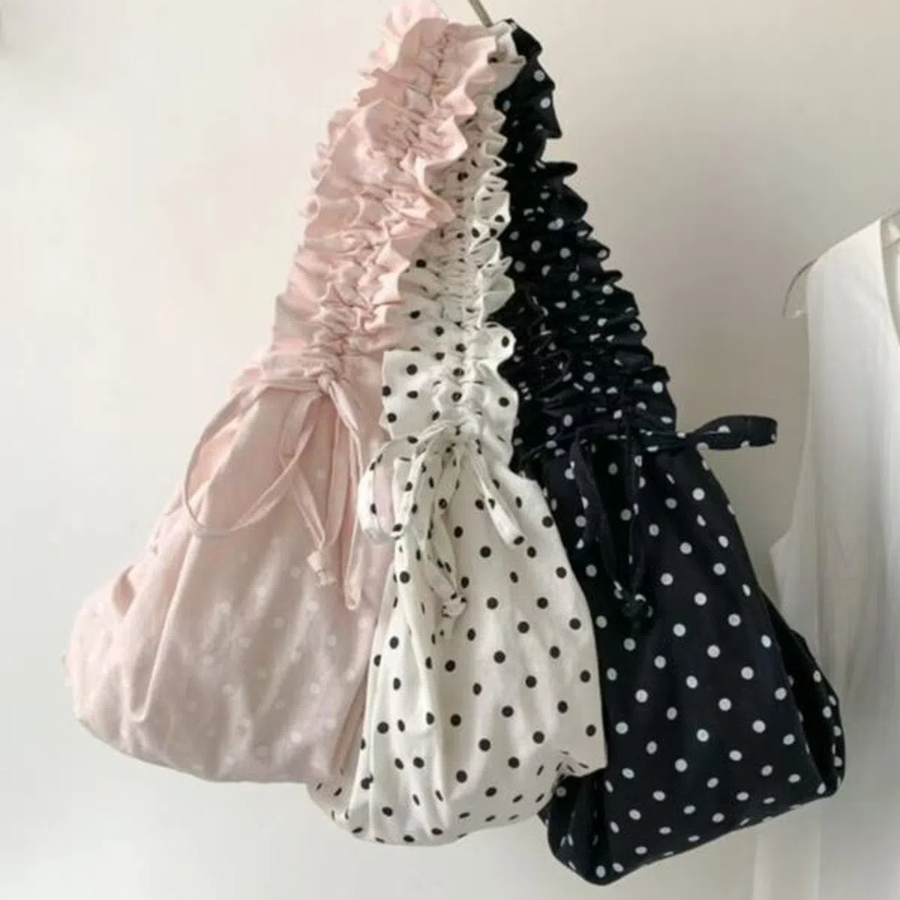 Piña Dot Shirring Shoulder Bag — стильная легкость с игривым принтом