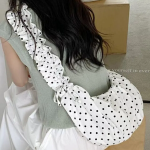 Piña Dot Shirring Shoulder Bag — стильная легкость с игривым принтом