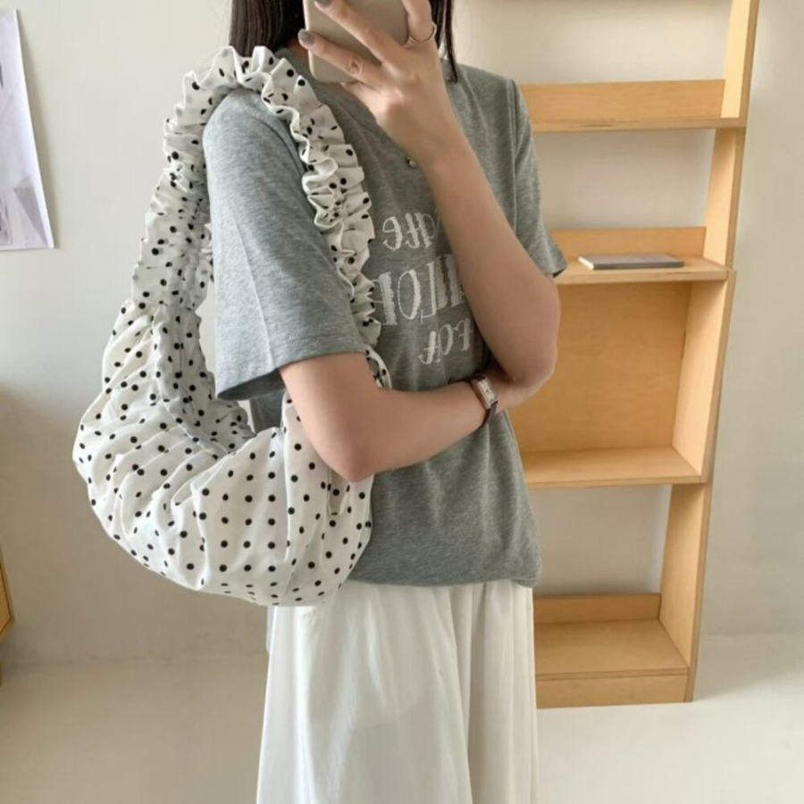 Piña Dot Shirring Shoulder Bag — стильная легкость с игривым принтом