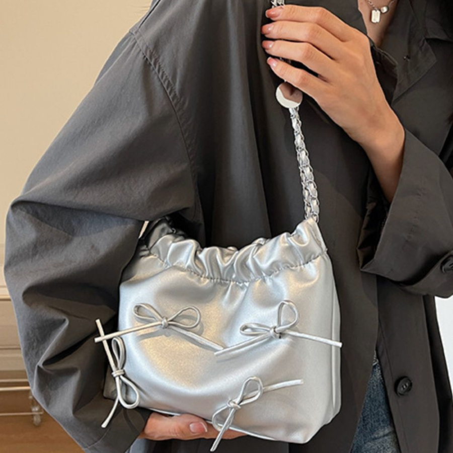 Savage Ribbon Chain Handbag — гламурный акцент с игривыми деталями