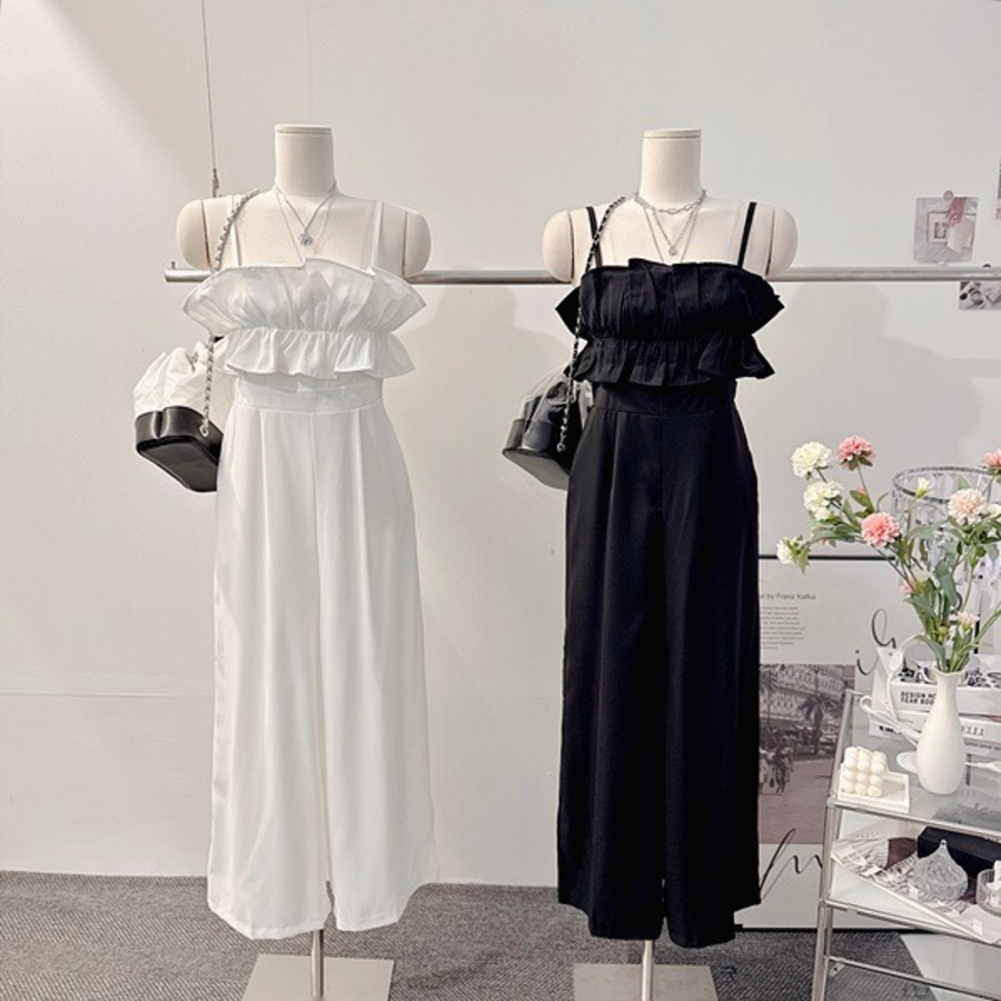 Летний комбинезон с квадратным вырезом и фестонами