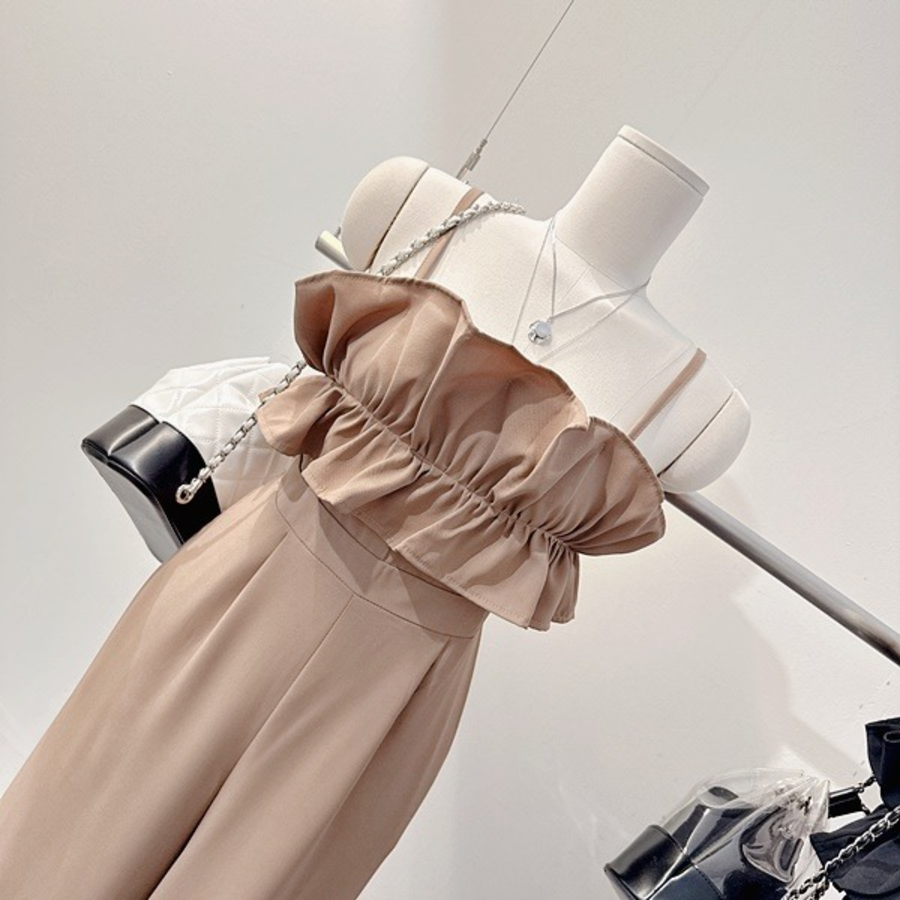 Летний комбинезон с квадратным вырезом и фестонами