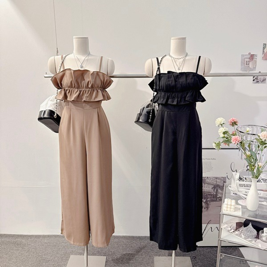 Летний комбинезон с квадратным вырезом и фестонами