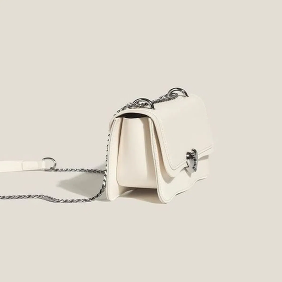 Heart Charm Mini Chain Bag — акцент с романтичным характером