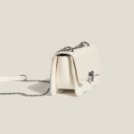 Heart Charm Mini Chain Bag — акцент с романтичным характером