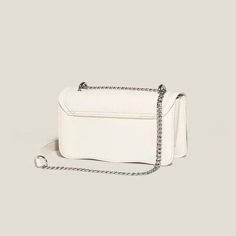 Heart Charm Mini Chain Bag — акцент с романтичным характером