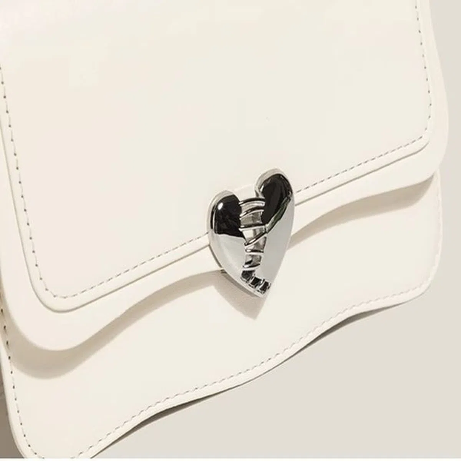 Heart Charm Mini Chain Bag — акцент с романтичным характером