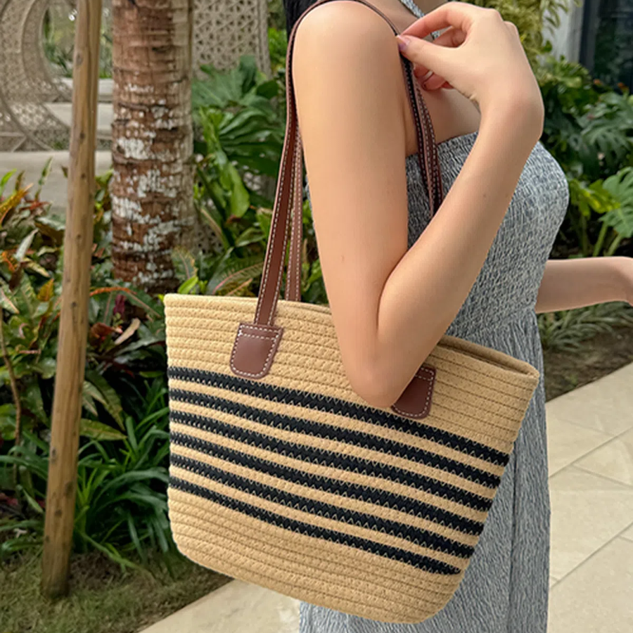 Rive Stripe Rattan Tote — стильный выбор для лета и отпуска