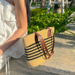 Rive Stripe Rattan Tote — стильный выбор для лета и отпуска