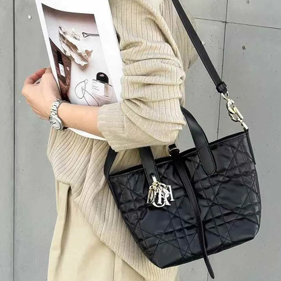 Tujour Daily Cowhide Tote — элегантная классика на каждый день