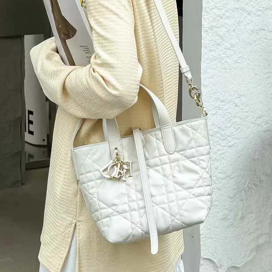 Tujour Daily Cowhide Tote — элегантная классика на каждый день