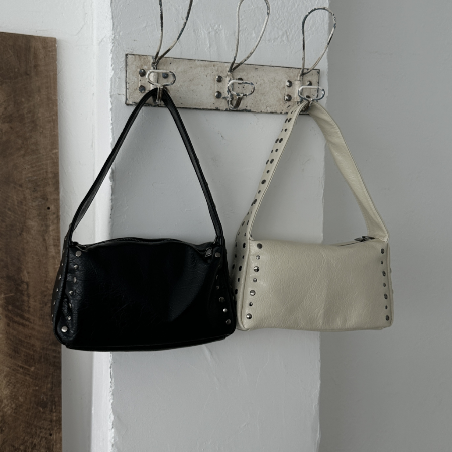 Eyelet Vintage Studded Leather Bag — характер и винтаж в одном образе