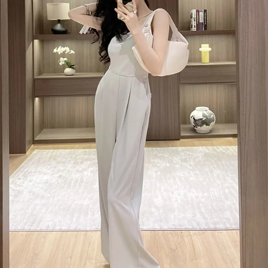 Элегантный комбинезон с открытыми плечами и акцентом на талию