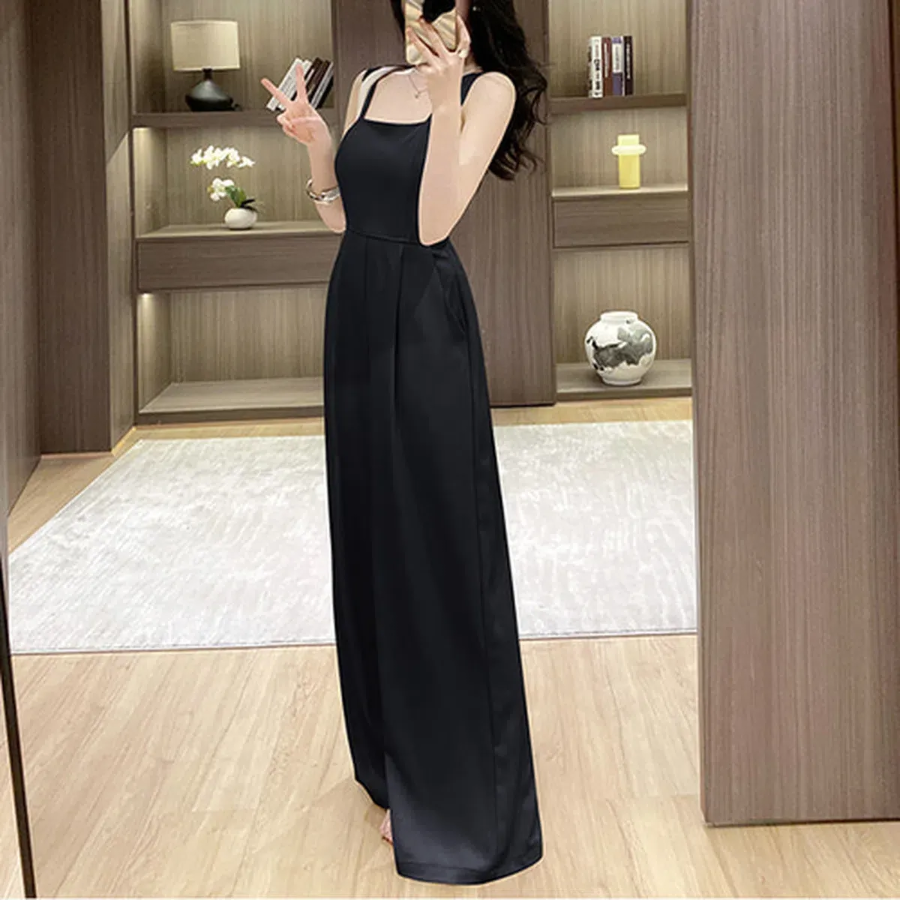 Элегантный комбинезон с открытыми плечами и акцентом на талию