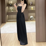 Элегантный комбинезон с открытыми плечами и акцентом на талию