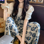 Цветочный летний комбинезон с пышными рукавами и V-образным вырезом