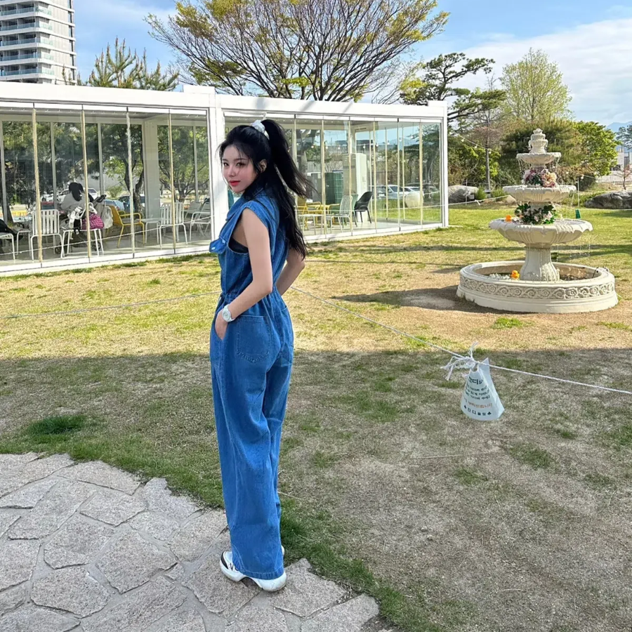 Джинсовый комбинезон с широкими брюками и регулируемой талией на шнурке