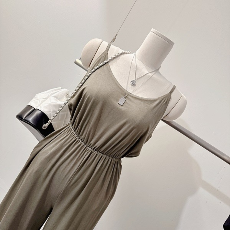 Лёгкий летний комбинезон с фестонами и драпировкой на тонких бретелях