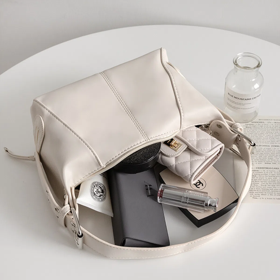 Unique Eyelet Shoulder Bag — оригинальный дизайн с металлическими акцентами