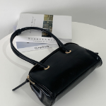 Clip Square Long Shoulder Bag — элегантность и функциональность в одном аксессуаре